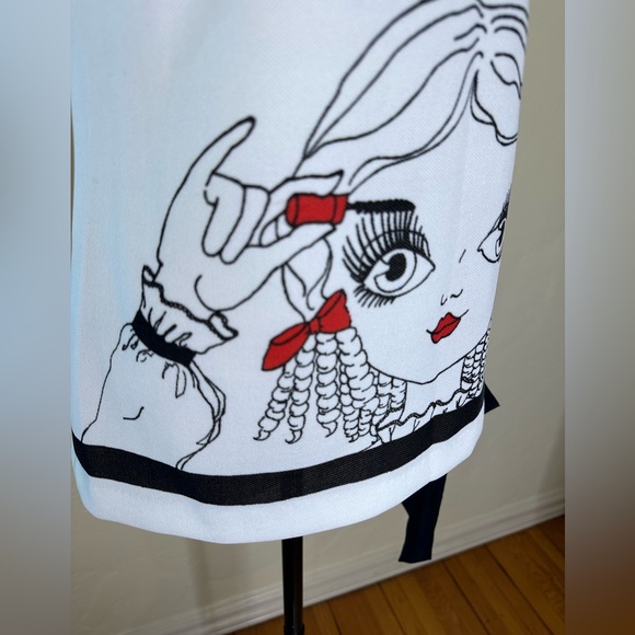 Vintage tunic from the 1960s/70s w/adorable girl applying mascara. Darling Debs - Picture 3 of 5